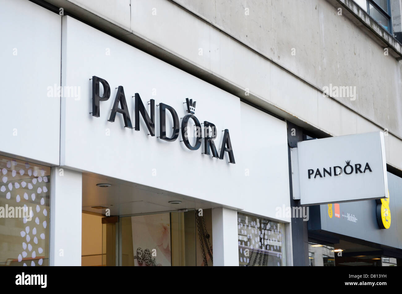 Devanture de magasin pandora Banque de photographies et d'images à haute  résolution - Alamy