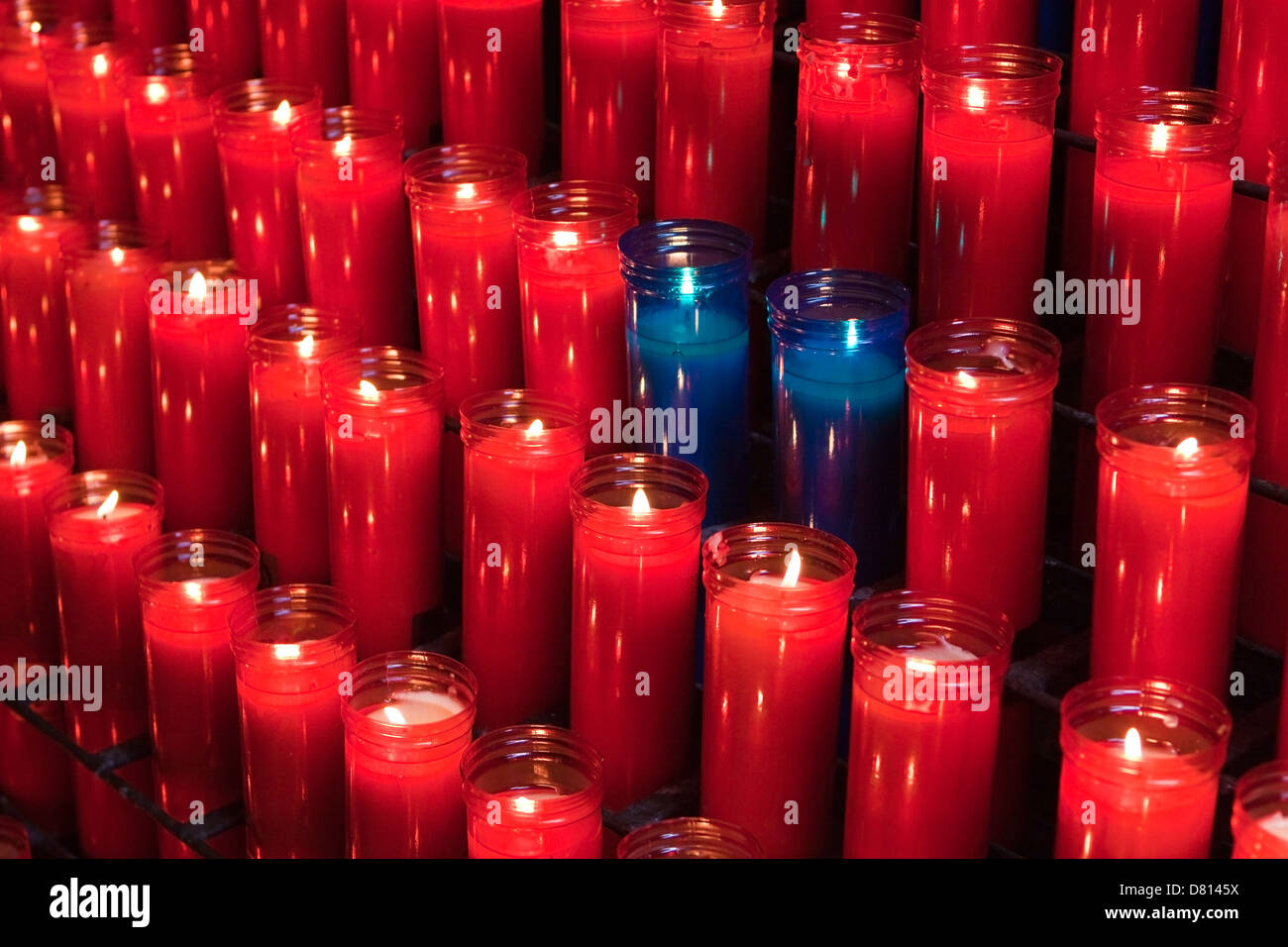 Lignes de la prière à l'Église Votive Candles Banque D'Images