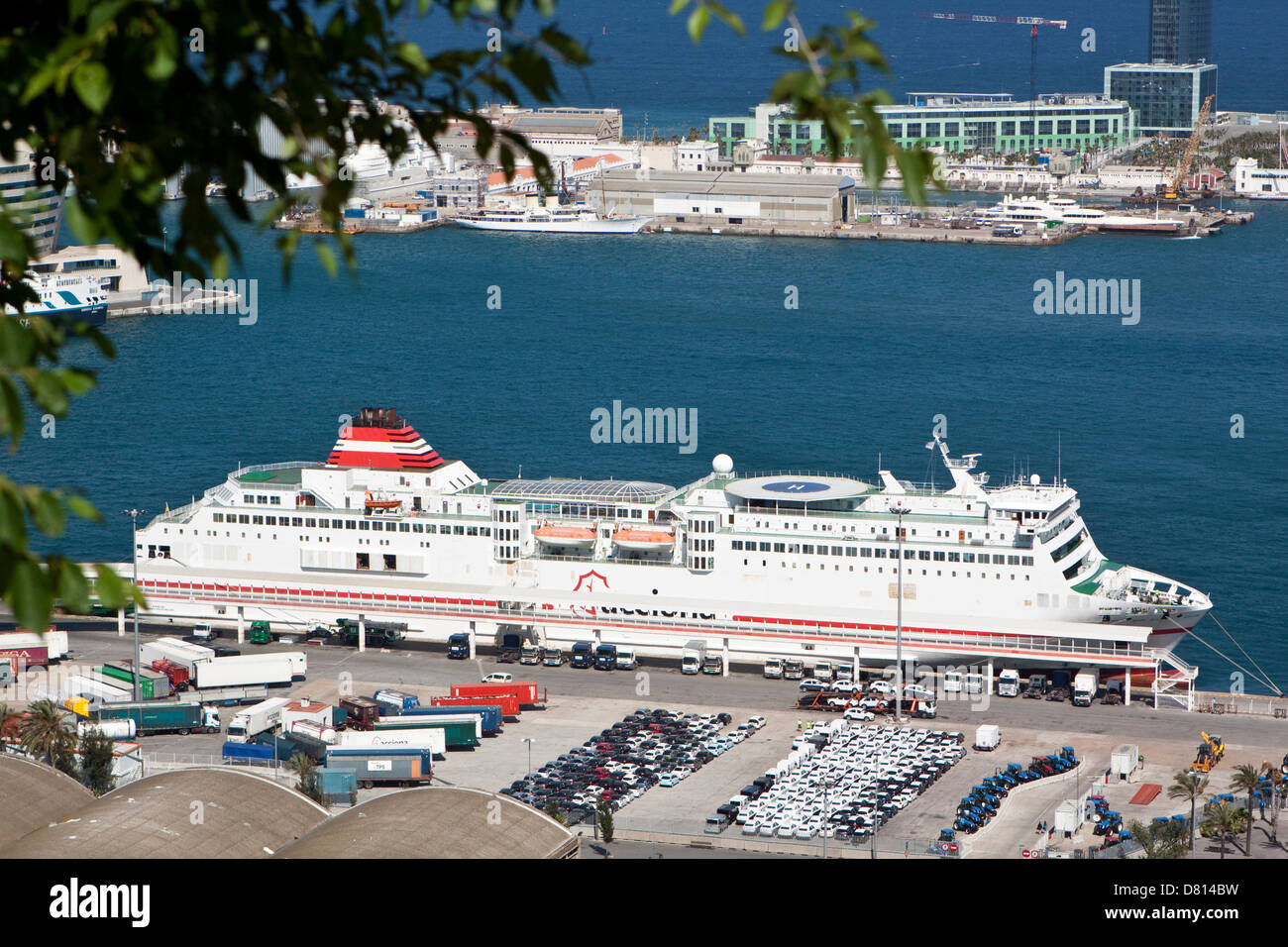 Port de Barcelone avec bateau de croisière Banque D'Images