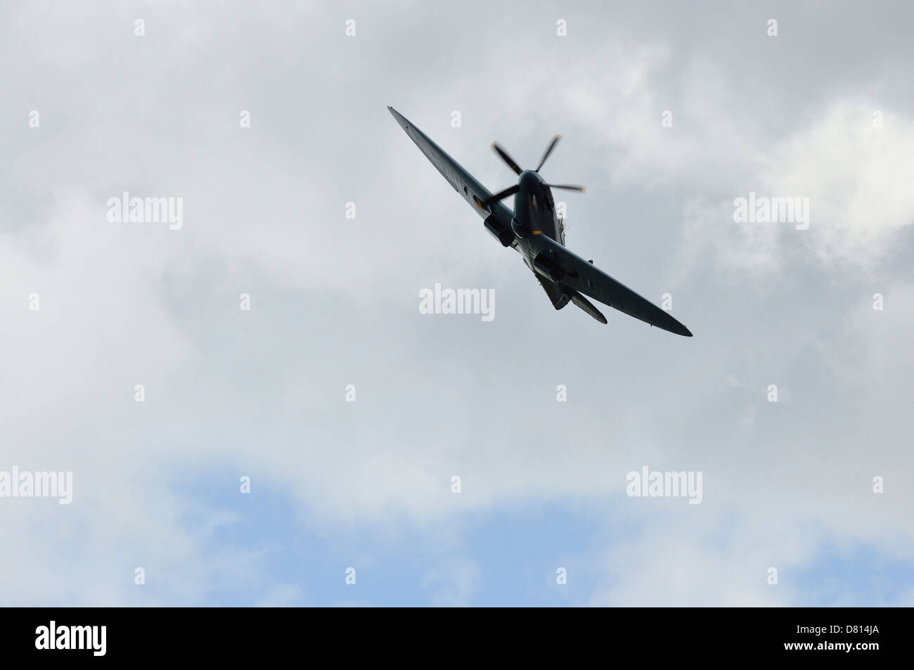 Spitfire de la Battle of Britain Memorial Flight avion sur réservoir Derwent le 16 mai 2013 Banque D'Images