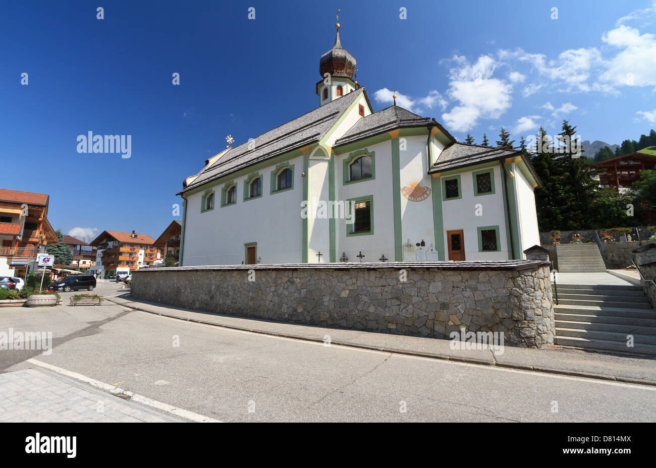 Petite église à San Cassiano, Val Badia, Trentin-Haut-Adige, Italie Banque D'Images