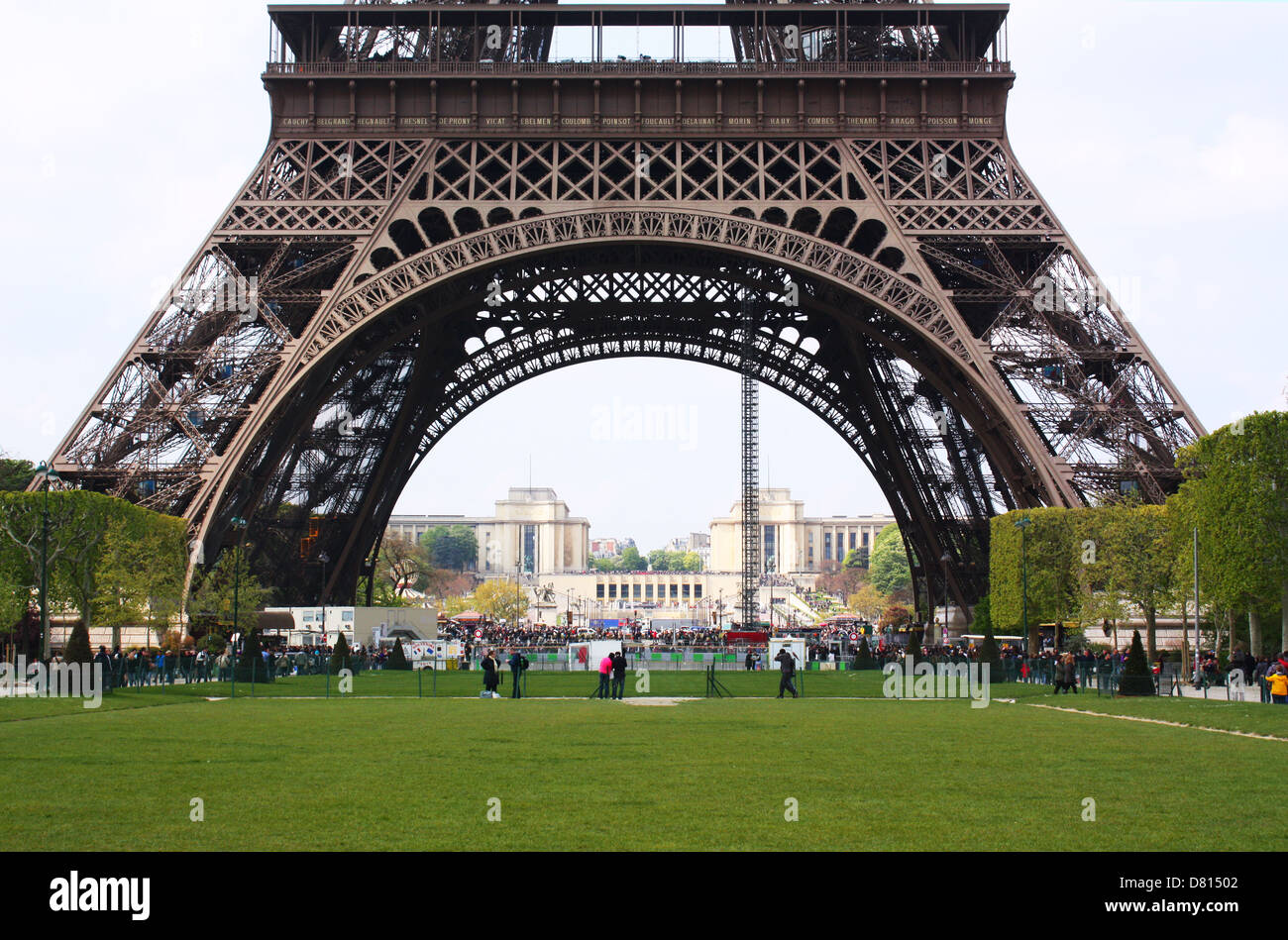 La base de la tour Eiffel à Paris, France Photo Stock - Alamy