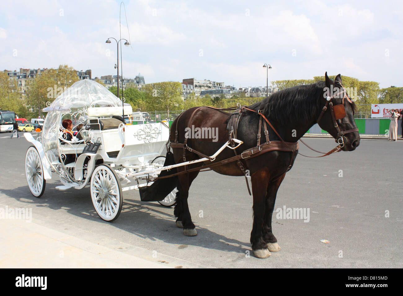 Chariot à cheval avec les passagers à Paris, France Banque D'Images