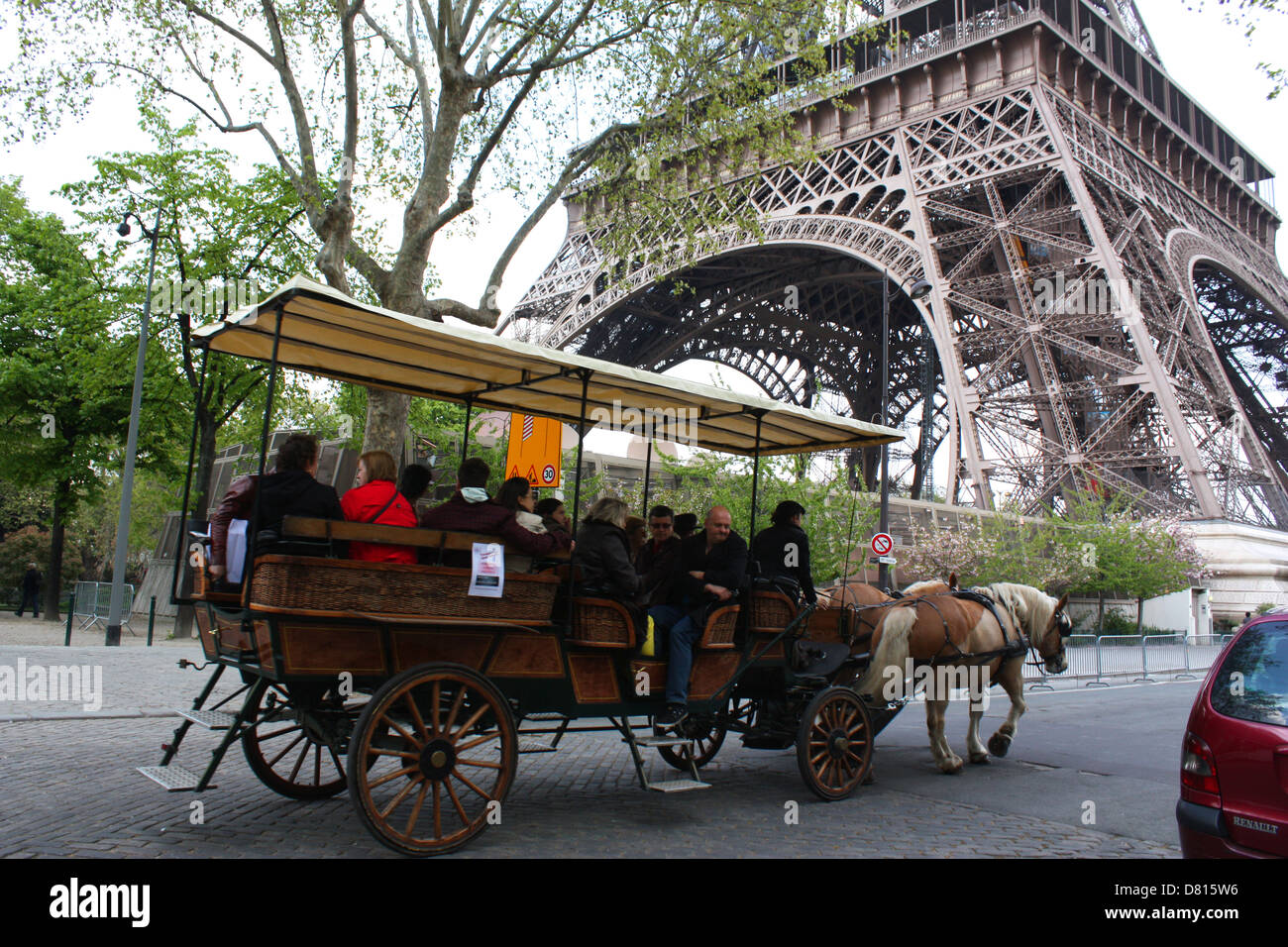Chariot à cheval avec les passagers en face de la Tour Eiffel, Paris, France Banque D'Images