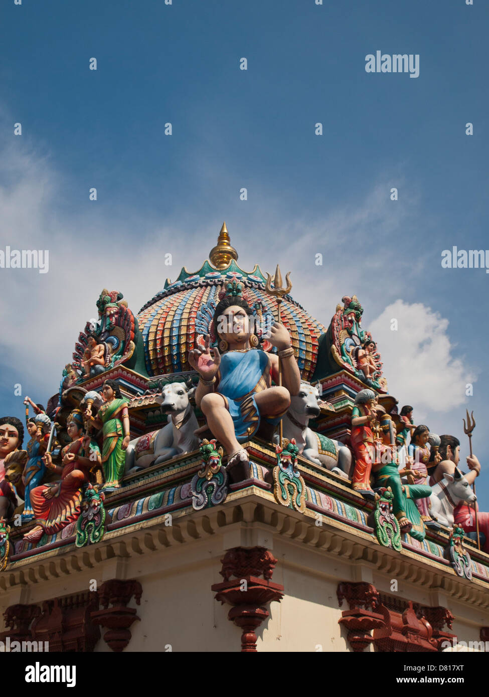 La sculpture de Dieu colorés dans le Temple Sri Mariamman Banque D'Images