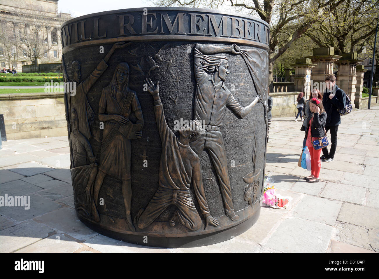 En deuil à l'Hillsborough Memorial sculpture en vieux Haymarket, Liverpool Banque D'Images