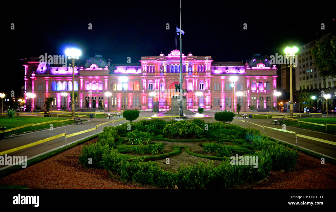 Une nuit, la Casa Rosada, le palais présidentiel argentin à Buenos Aires. Banque D'Images