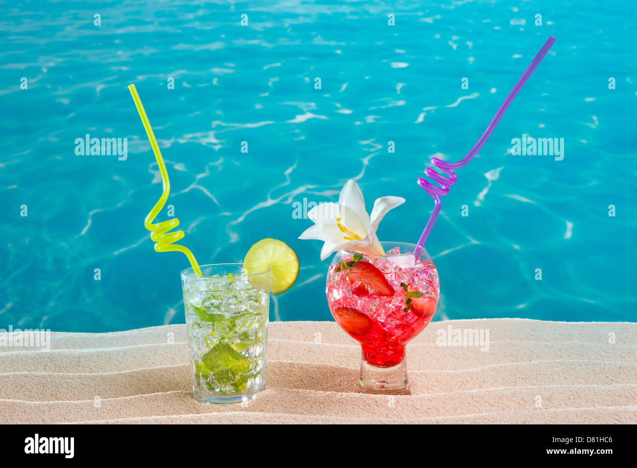 Cocktails Mojito et fraise sur plage de sable blanc et mer turquoise Banque D'Images