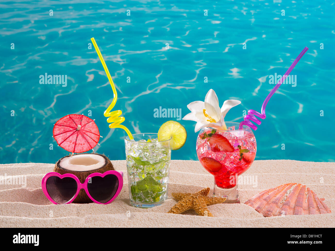 Cocktails Mojito et fraise sur plage de sable blanc et mer turquoise Banque D'Images