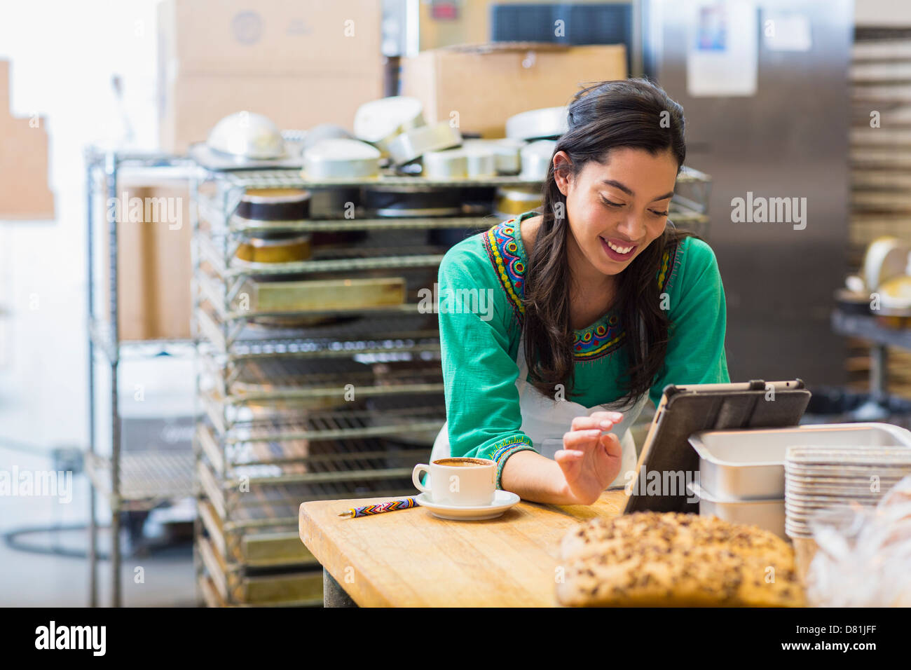 Mixed Race woman working in kitchen Banque D'Images