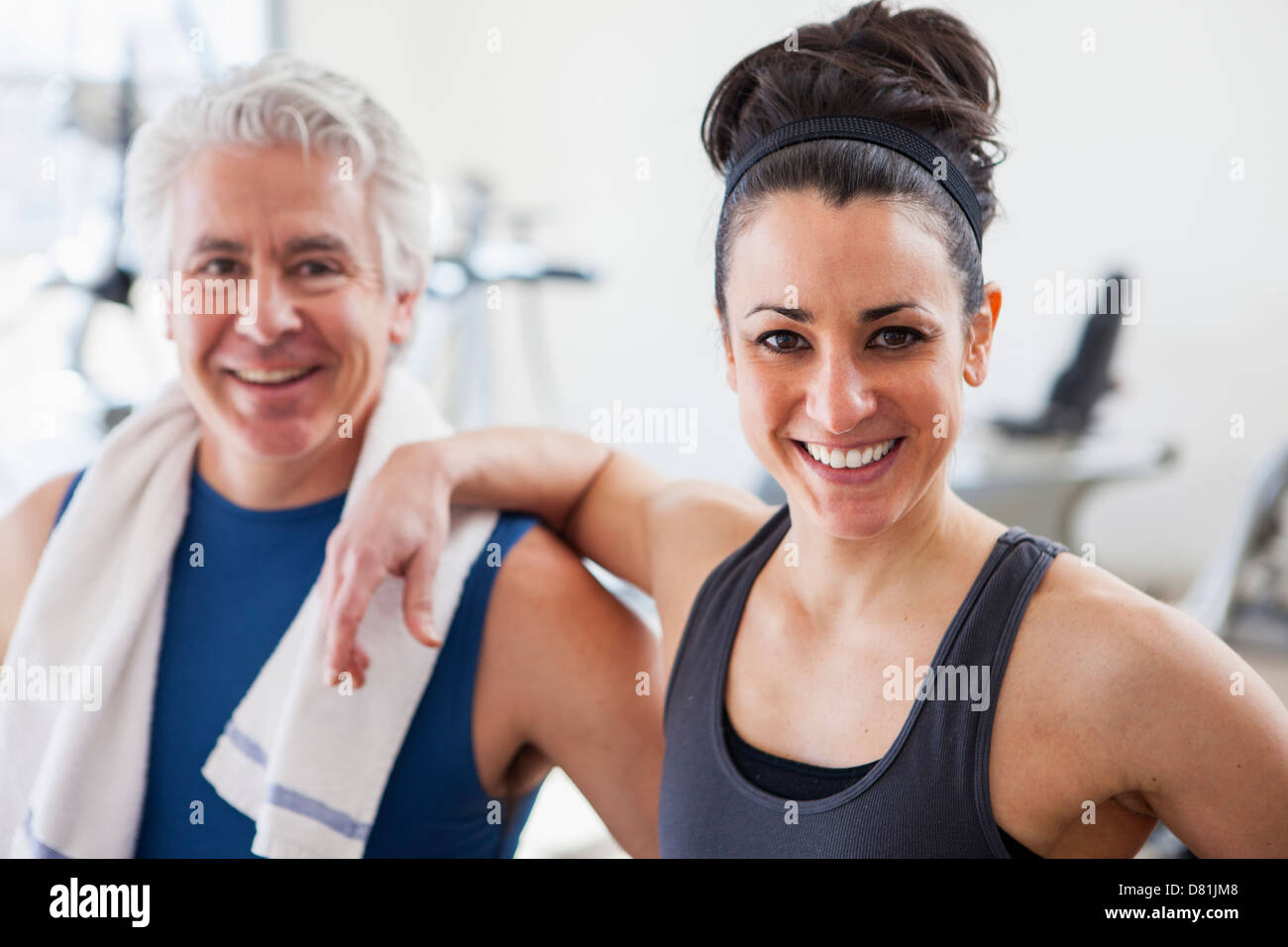Amis Hispanic woman smiling in gym Banque D'Images