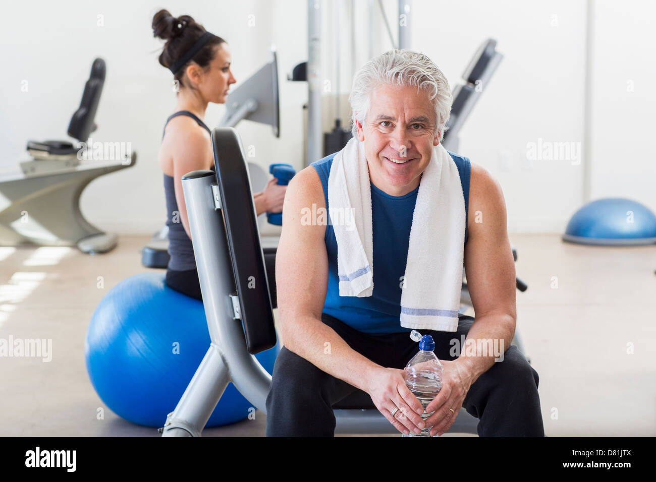 Older Hispanic man smiling in gym Banque D'Images
