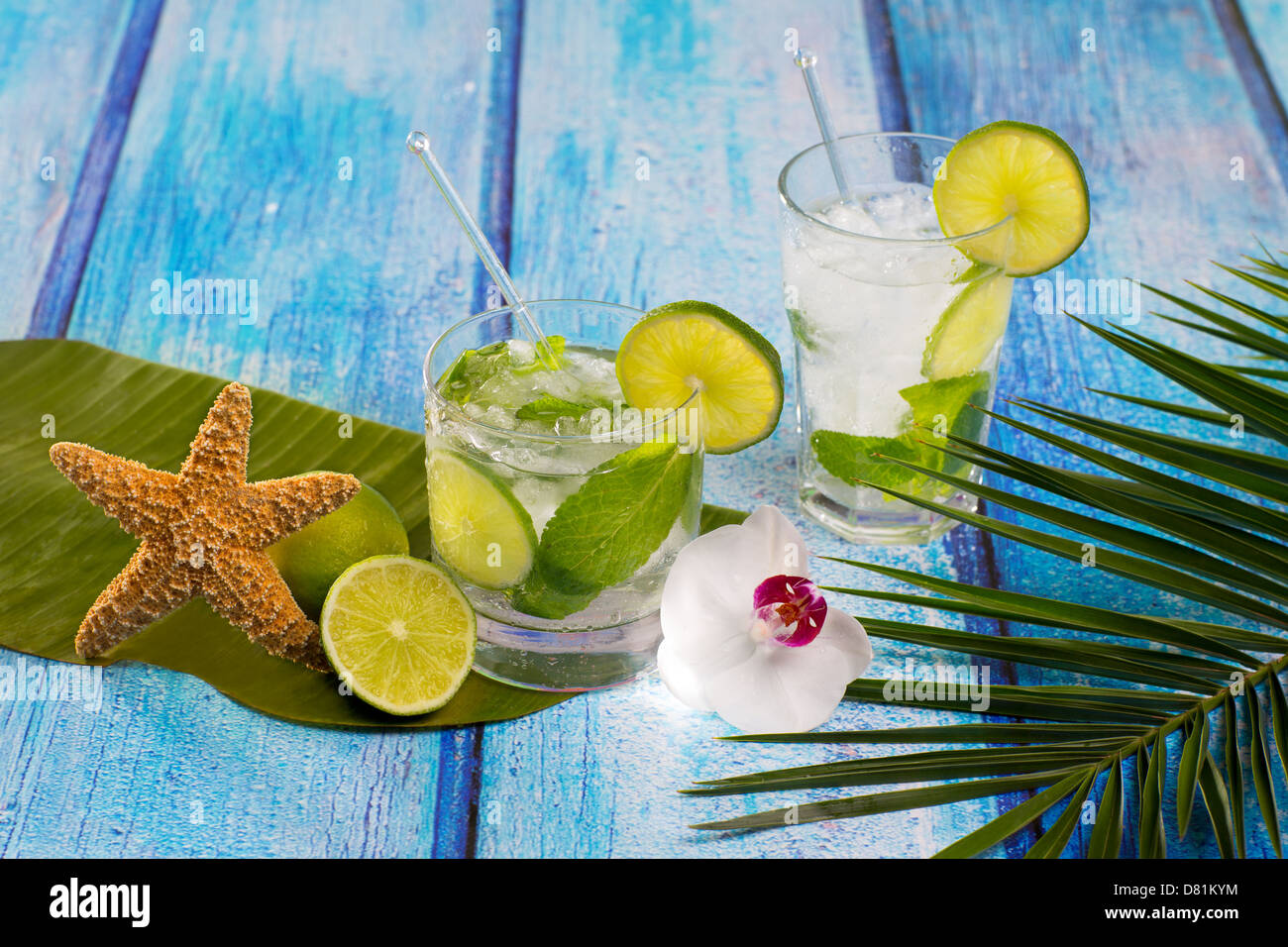 Mojito cocktail cubain en bois bleu tropical avec des fleurs et d'étoiles Banque D'Images