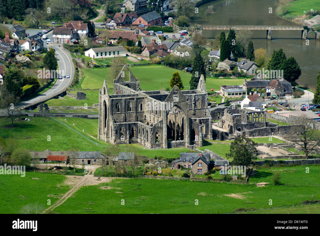 Abbaye de tintern et la vallée de la Wye à partir de la chaire devils chemin d'offas dyke vue gloucestershire, Angleterre Banque D'Images