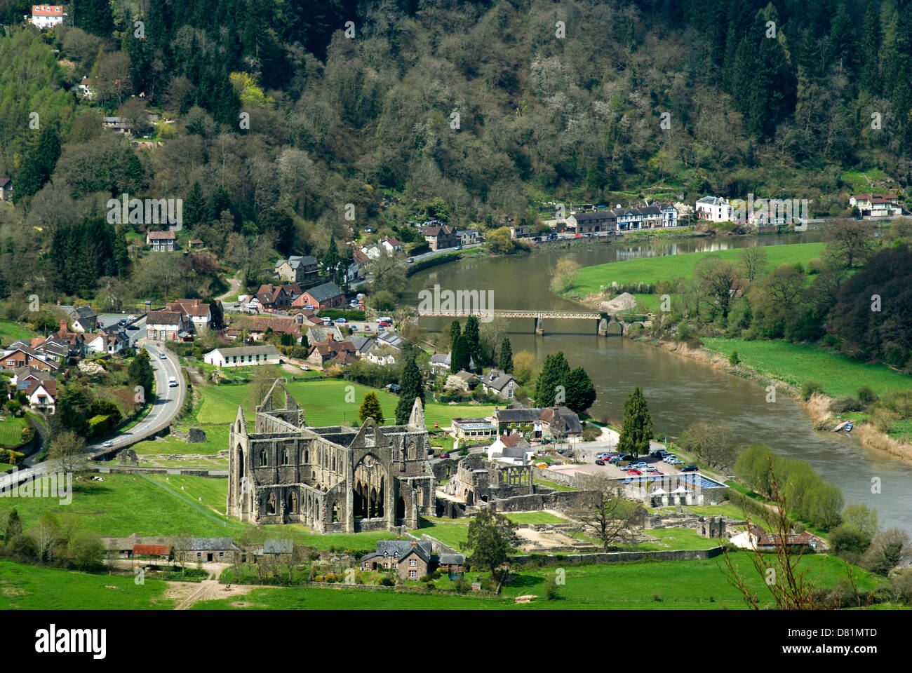 Abbaye de tintern et la vallée de la Wye à partir de la chaire devils chemin d'offas dyke vue gloucestershire, Angleterre Banque D'Images
