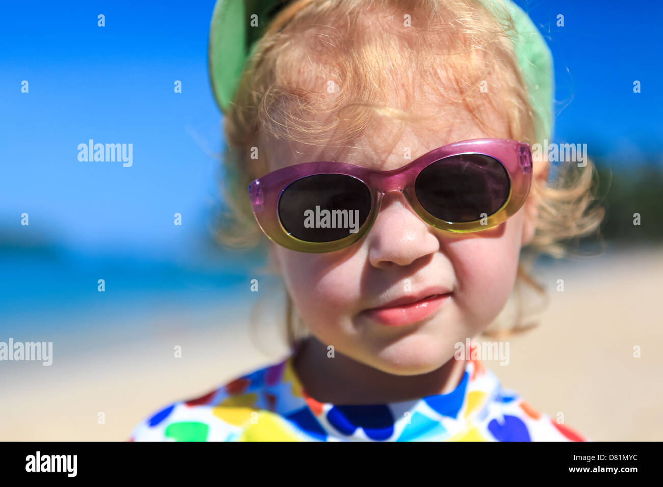Petit Bebe Avec Des Lunettes De Soleil Sur La Plage Photo Stock Alamy
