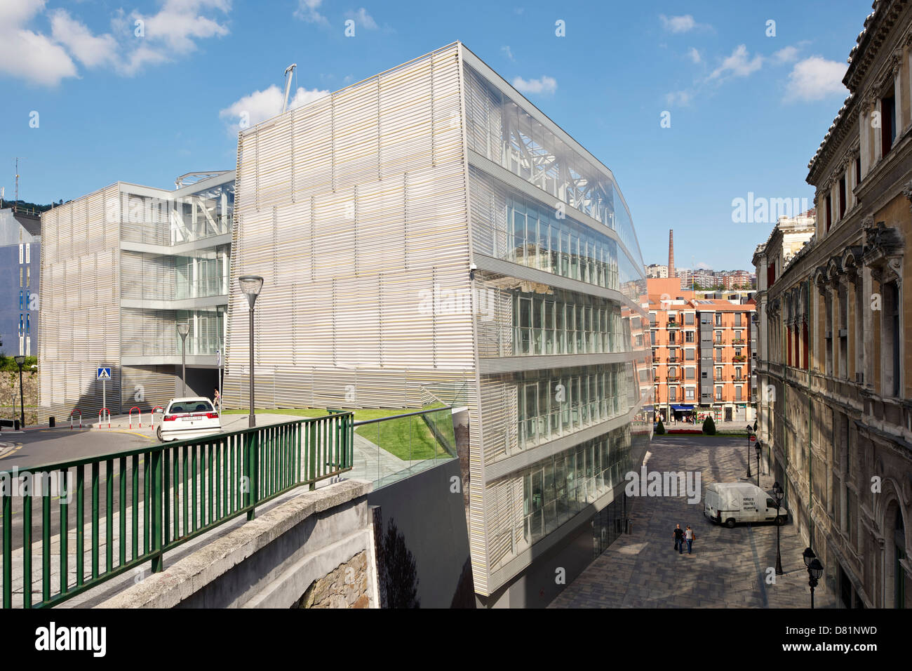 Conseil municipal de Bilbao, Bilbao, Espagne. Architecte : IMB Arquitectos , 2010. Portrait de plaza entre bâtiments anciens et nouveaux. Banque D'Images