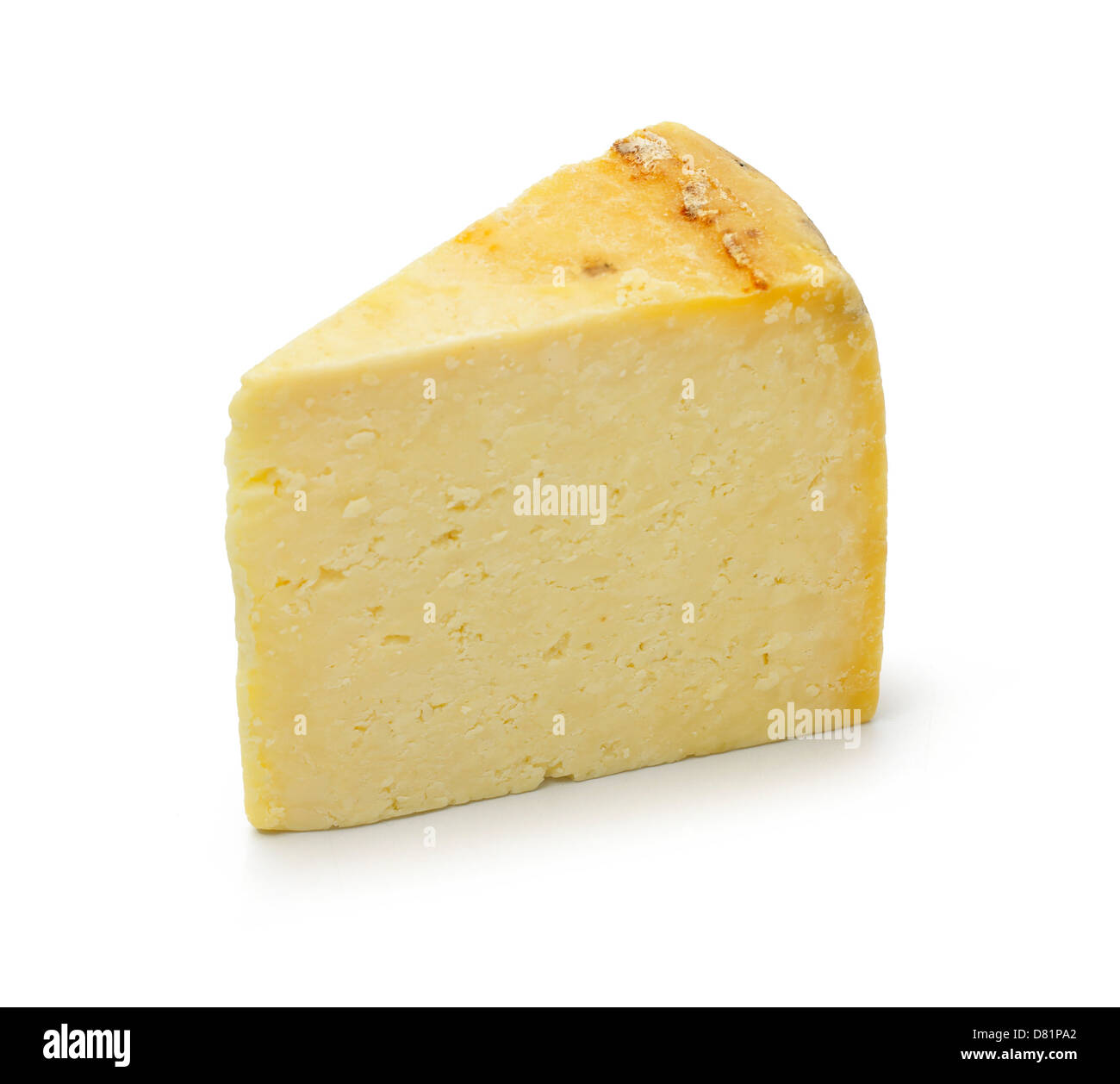 Coin de fromage coupé sur un fond blanc Banque D'Images