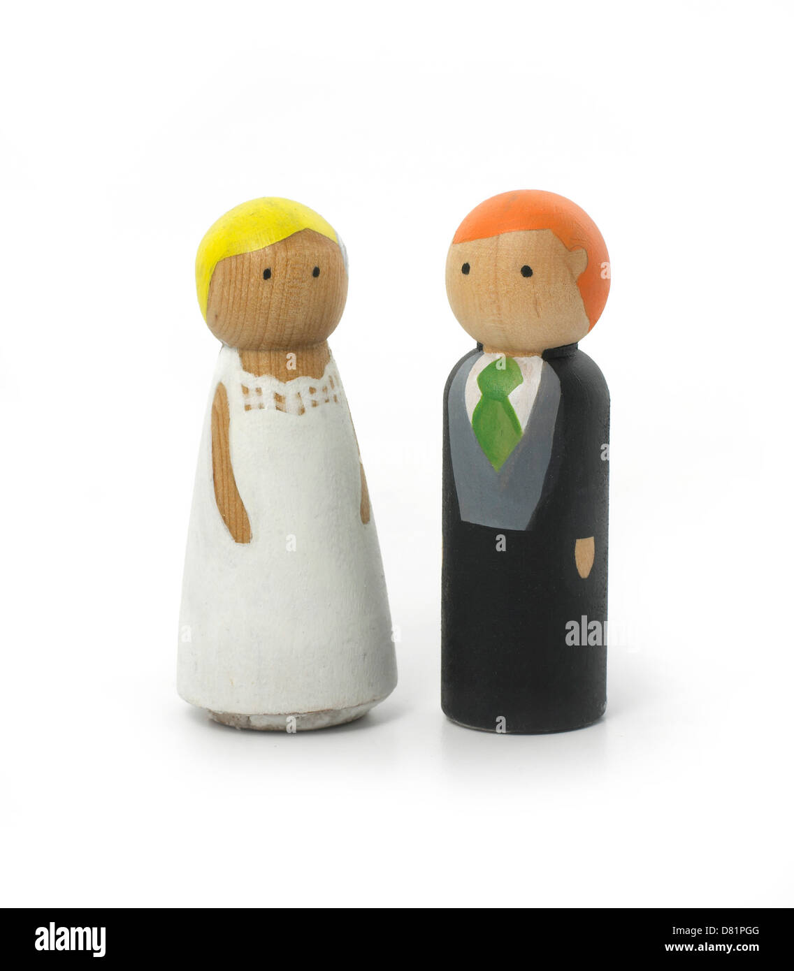 Figurines de mariage en bois coupé fond blanc Banque D'Images