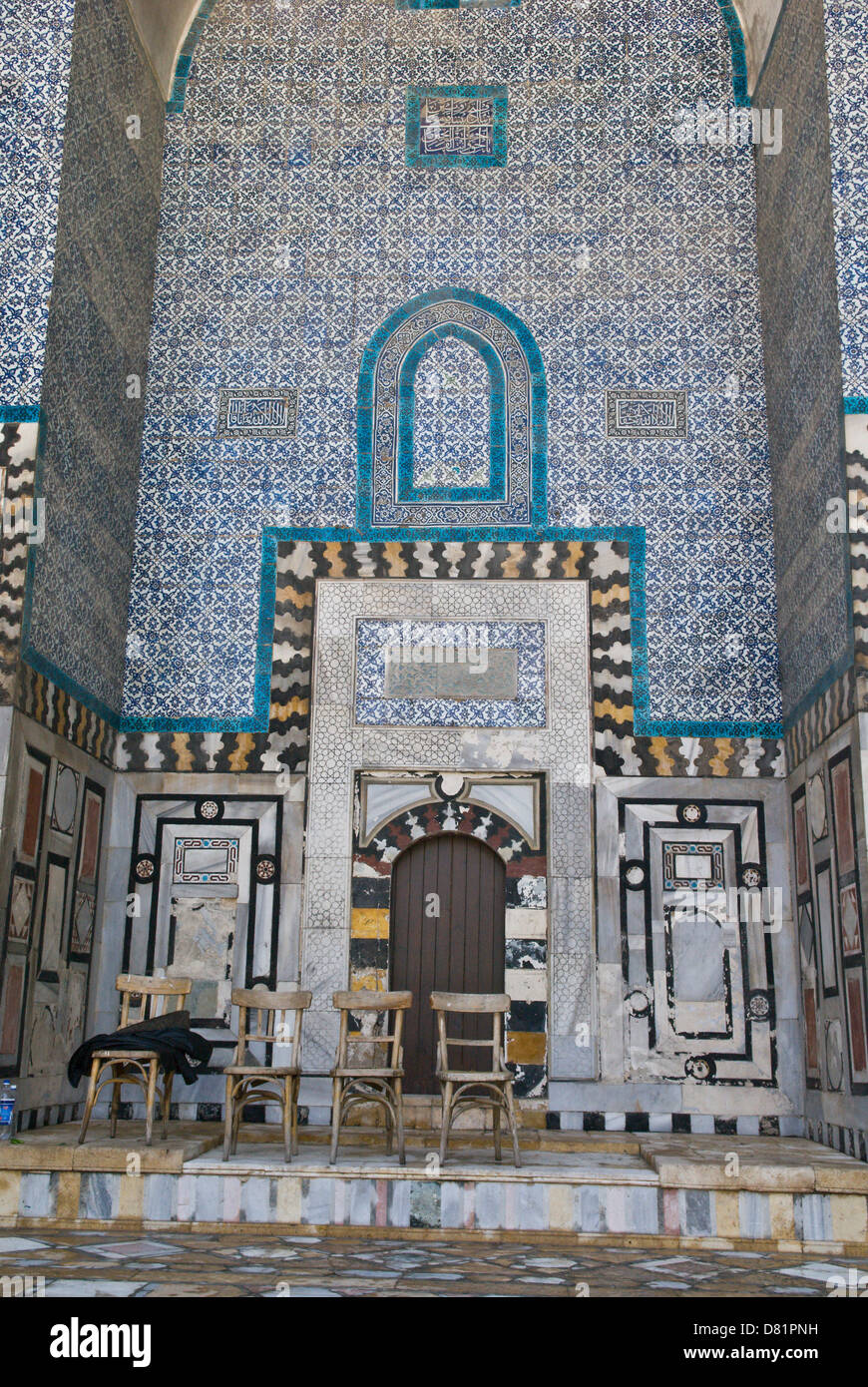 Beitt (Bait) Joumblatt, Alep, Syrie. Le portique - iwan - d'un ancien palais ottoman du 16ème siècle avec des carreaux de céramique géométrique. Banque D'Images