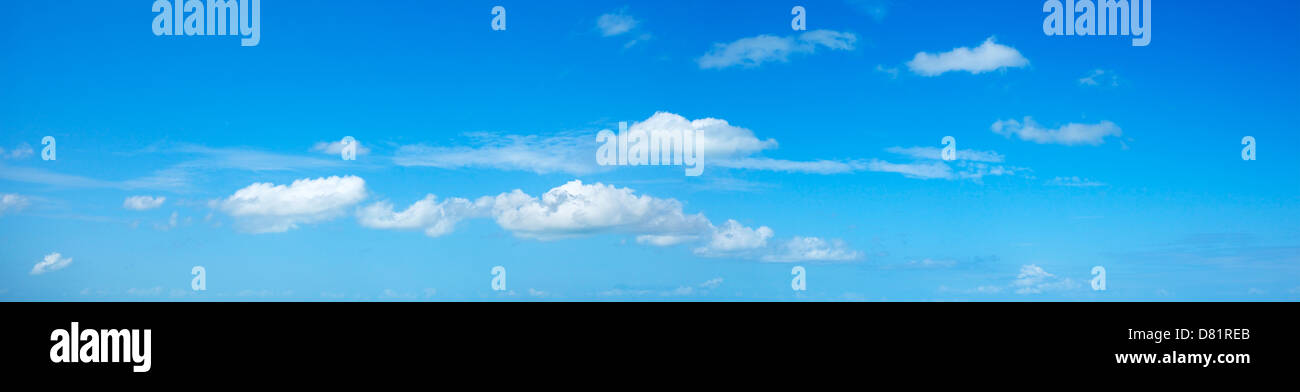 Ciel bleu avec quelques nuages blancs. Vue panoramique tourné. Banque D'Images Ciel bleu avec quelques nuages blancs. Vue panoramique tourné. Banque D'Images