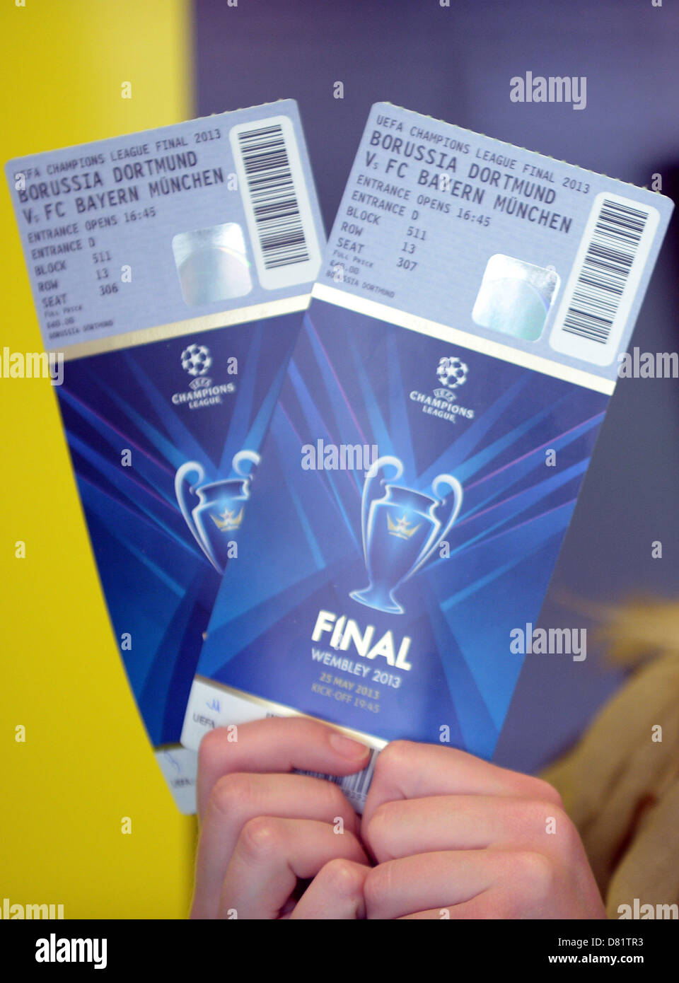 Une jeune femme présente des billets pour la finale de la Ligue des  Champions match à Dortmund, en Allemagne, le 15 mai 2013. Visages de  Borussia Dortmund FC Bayern Munich pour la
