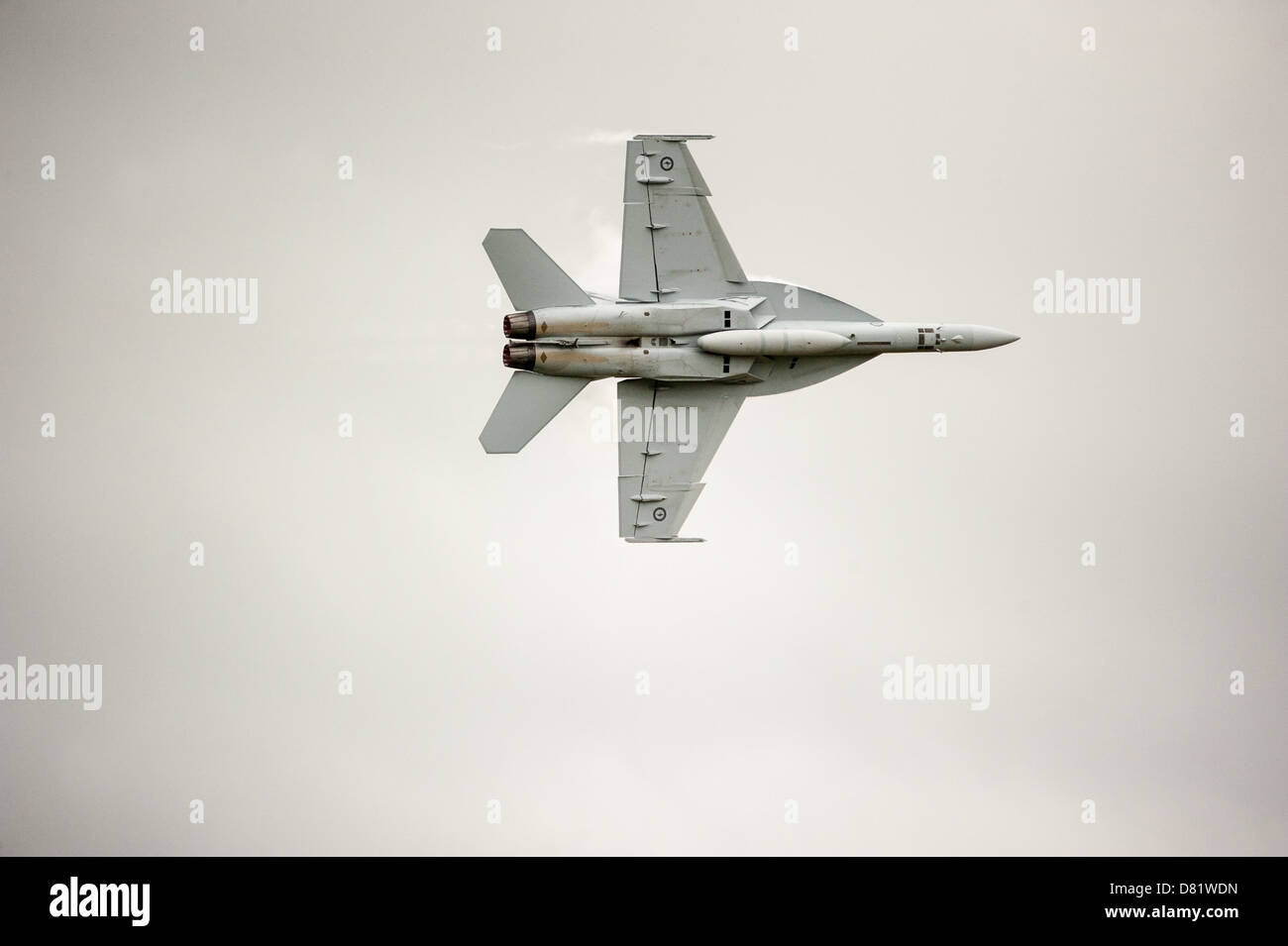 Un F/A-18 passe par l'épreuve dans le cadre d'un salon en Australie. Banque D'Images