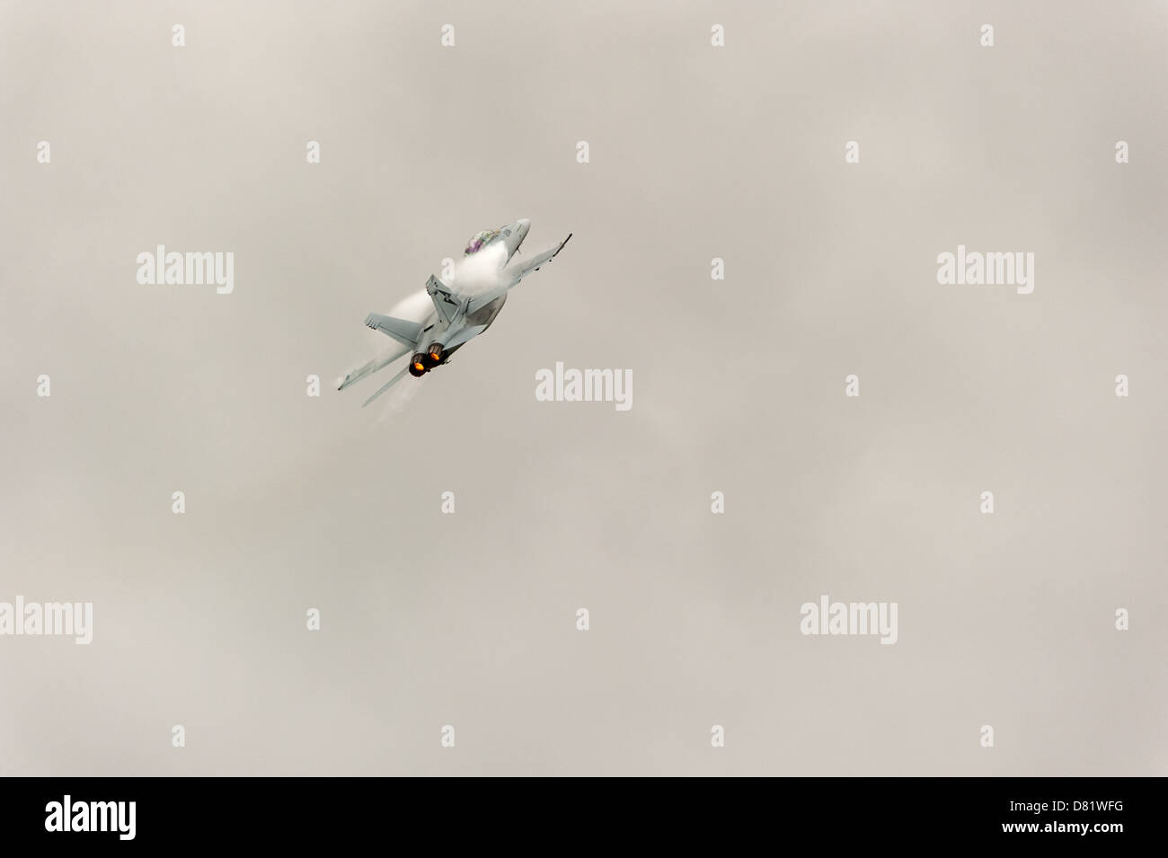 Un F/A-18 passe par l'épreuve dans le cadre d'un salon en Australie. Banque D'Images