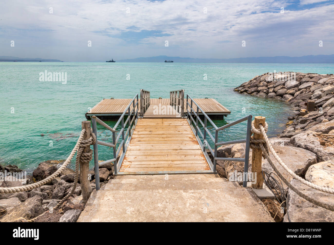 Une terrasse en bois avec balustrade en métal sur les rives de la mer Rouge Banque D'Images