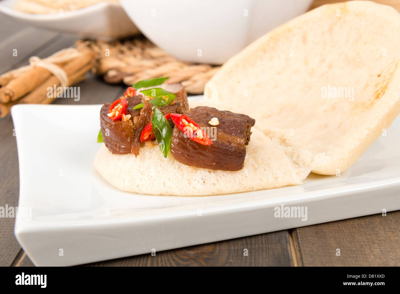 Hong Shao Rou - flan de porc braisé et caramélisées dans la sauce de soja à la badiane, la cannelle et le piment rouge à l'intérieur d'un petit pain à la vapeur. Banque D'Images