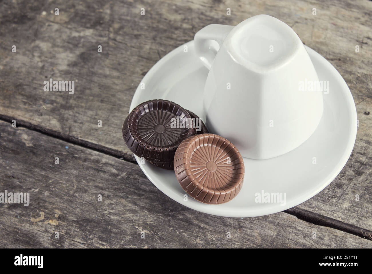 Tasse à café et chocolat sur table en bois Banque D'Images