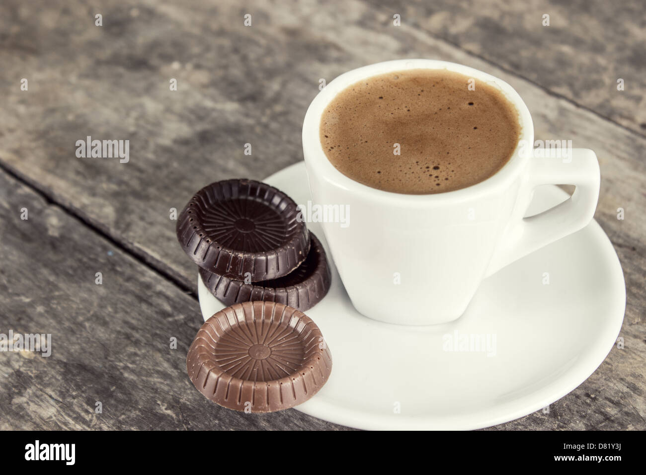 Tasse à café et chocolat sur table en bois Banque D'Images