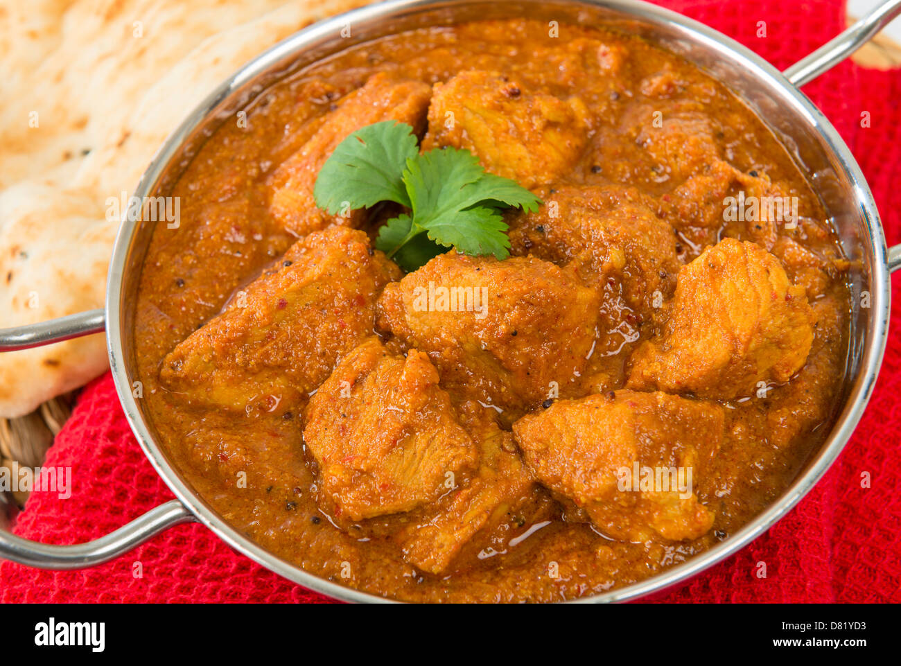 Porc Goan curry de porc Vindaloo - Affaires indiennes avec du pain naan. Une cuisine traditionnelle de Goa. Banque D'Images