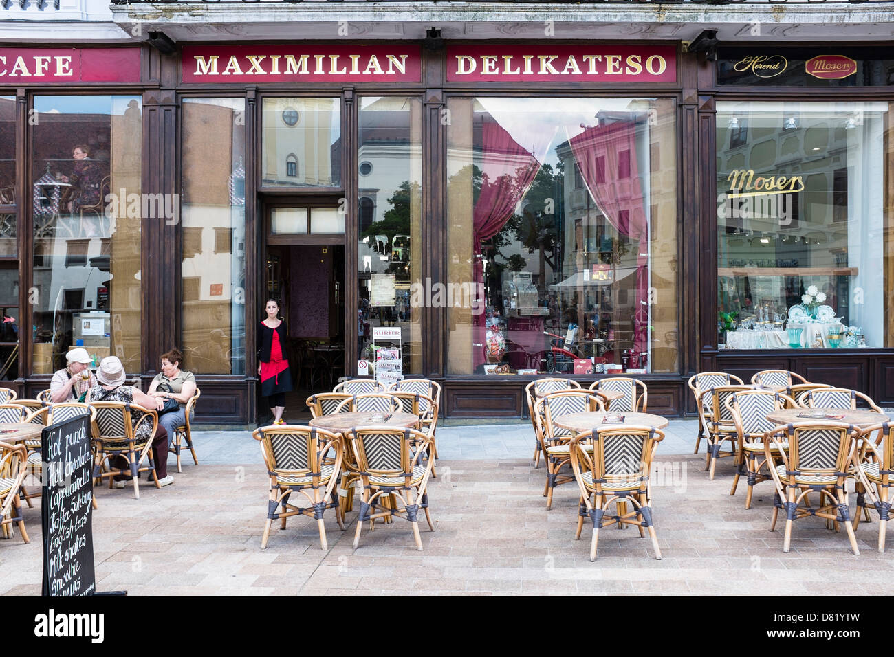 Maximilan cafe et les délicats shop sur Hlavne namestie, Bratislava Banque D'Images