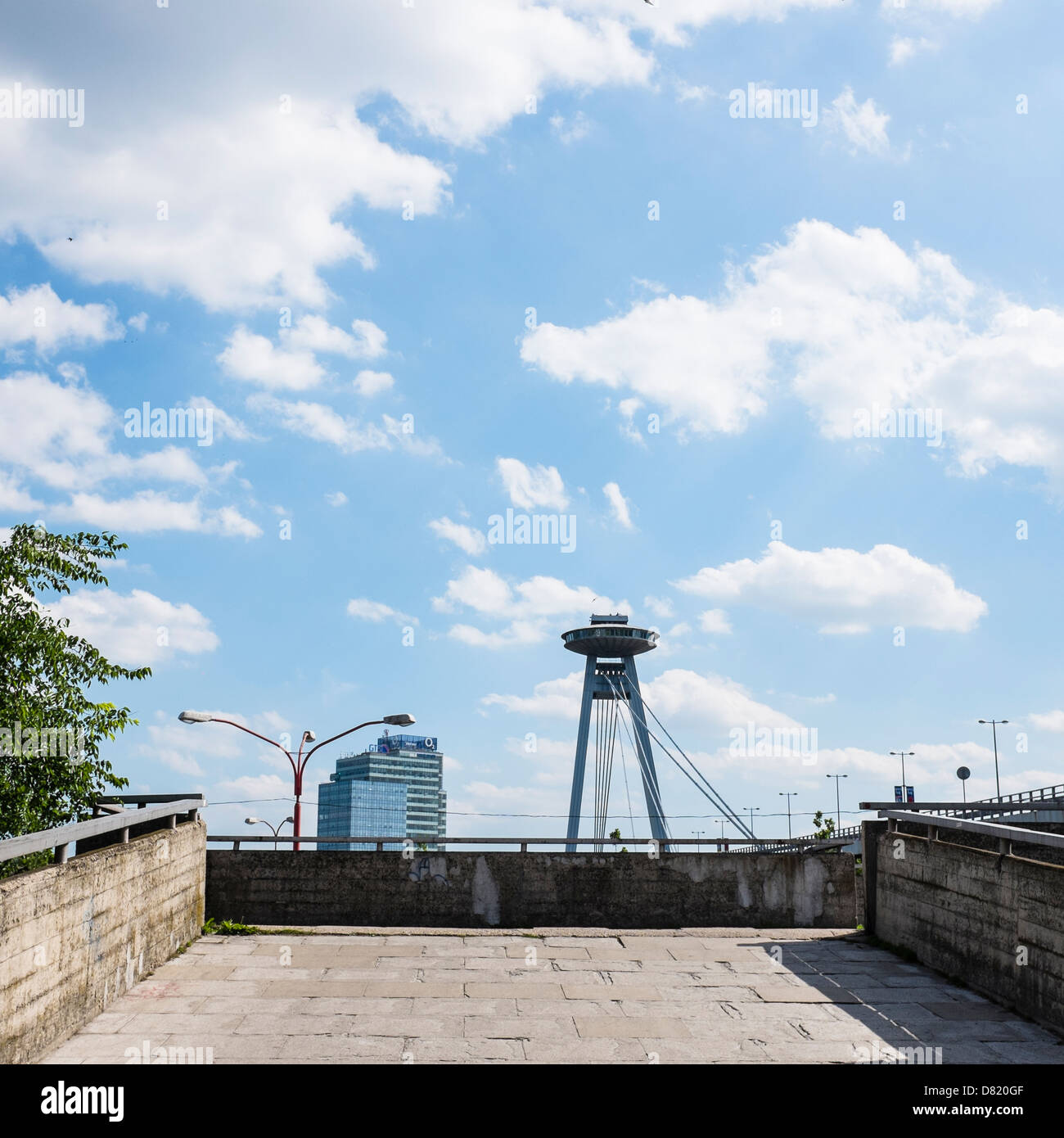 Ovni sur restaurant Bratislava pont SNP et Aupark tower Banque D'Images