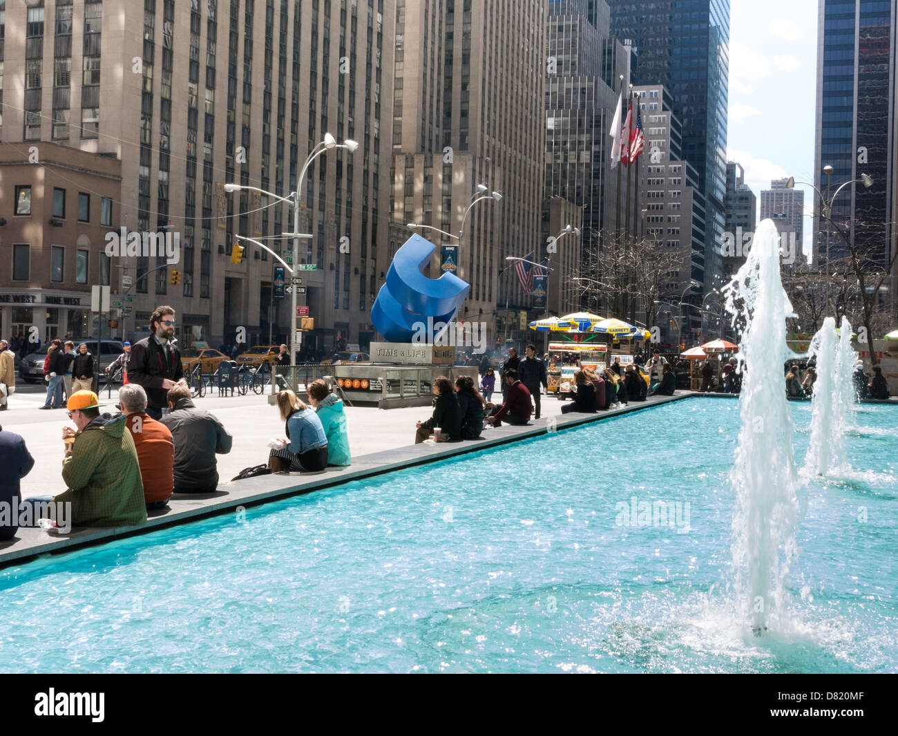 Fontaine et piscine et panneaux cube, par William Crovello sculpteur américain, à l'extérieur de l'époque & Life Building, New York City Banque D'Images