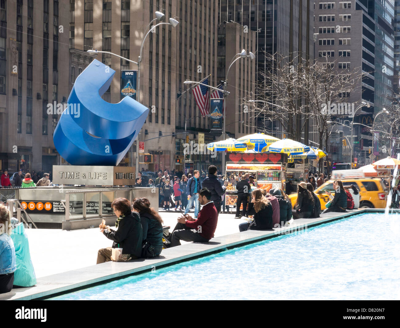 Fontaine et piscine et panneaux cube, par William Crovello sculpteur américain, à l'extérieur de l'époque & Life Building, New York City Banque D'Images