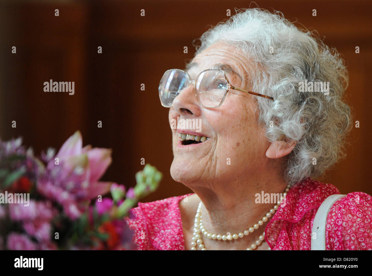 Berlin, Allemagne. 17 mai 2013. Auteur Judith Kerr est reçu à l'Hôtel de Ville de Berlin à Berlin, Allemagne, 17 mai 2013. Kerr ont fui l'Allemagne nazie avec sa famille en 1933 et résidant à Londres aujourd'hui. Kerr fête ses 90 ans en juin. Photo : SPATA OLE/dpa/Alamy Live News Banque D'Images