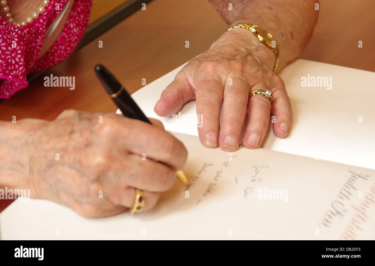 Berlin, Allemagne. 17 mai 2013. Auteur Judith Kerr est reçu à l'Hôtel de ville rouge et écrit son nom dans le livre d'or à Berlin, Allemagne, 17 mai 2013. Kerr ont fui l'Allemagne nazie avec sa famille en 1933 et résidant à Londres aujourd'hui. Kerr fête ses 90 ans en juin. Photo : SPATA OLE/dpa/Alamy Live News Banque D'Images