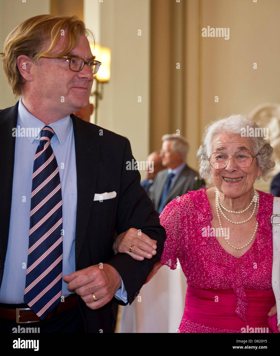 Berlin, Allemagne. 17 mai 2013. Le sénateur de Berlin de la Culture André Schmitz écrivain Judith Kerr guides à un banquet à l'Hôtel de Ville de Berlin à Berlin, Allemagne, 17 mai 2013. Kerr ont fui l'Allemagne nazie avec sa famille en 1933 et résidant à Londres aujourd'hui. Kerr fête ses 90 ans en juin. Photo : SPATA OLE/dpa/Alamy Live News Banque D'Images