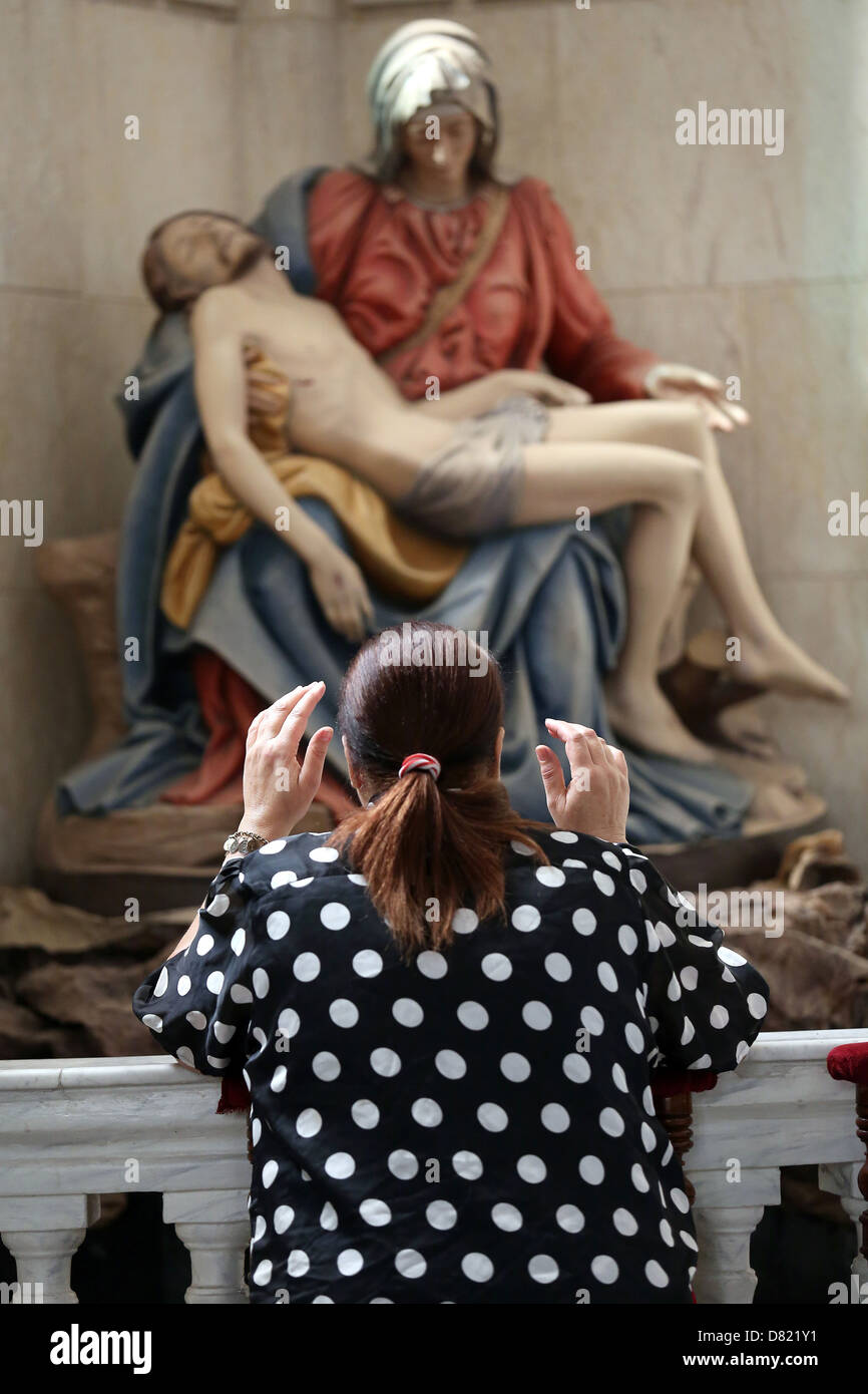 Femme Chrétienne prie devant o une piéta dans une église copte catholique au Caire Egypte Banque D'Images