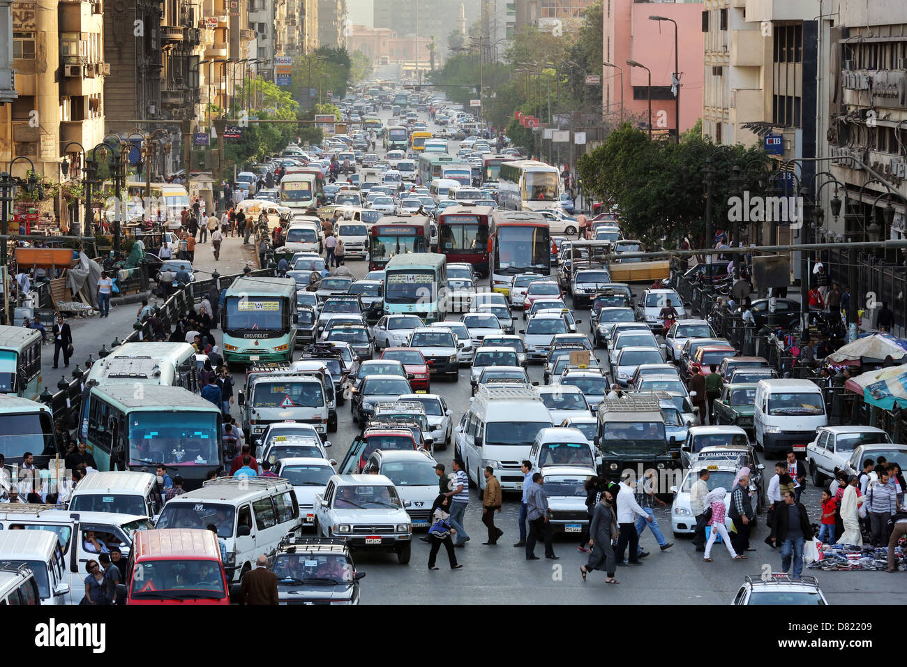Un fort trafic sur Ramses Street, Le Caire Egypte Banque D'Images