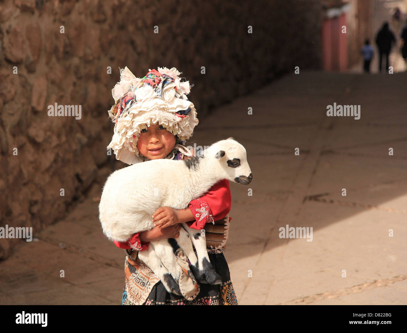 Girl holding a baby lamb, Cuzco, Pérou Banque D'Images