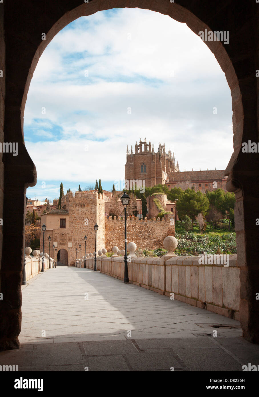 Toledo - San Martin de formulaire Outlook s'épouse ou pont de San Martin au monastère de saint Jean de la Roi dans la lumière du matin Banque D'Images