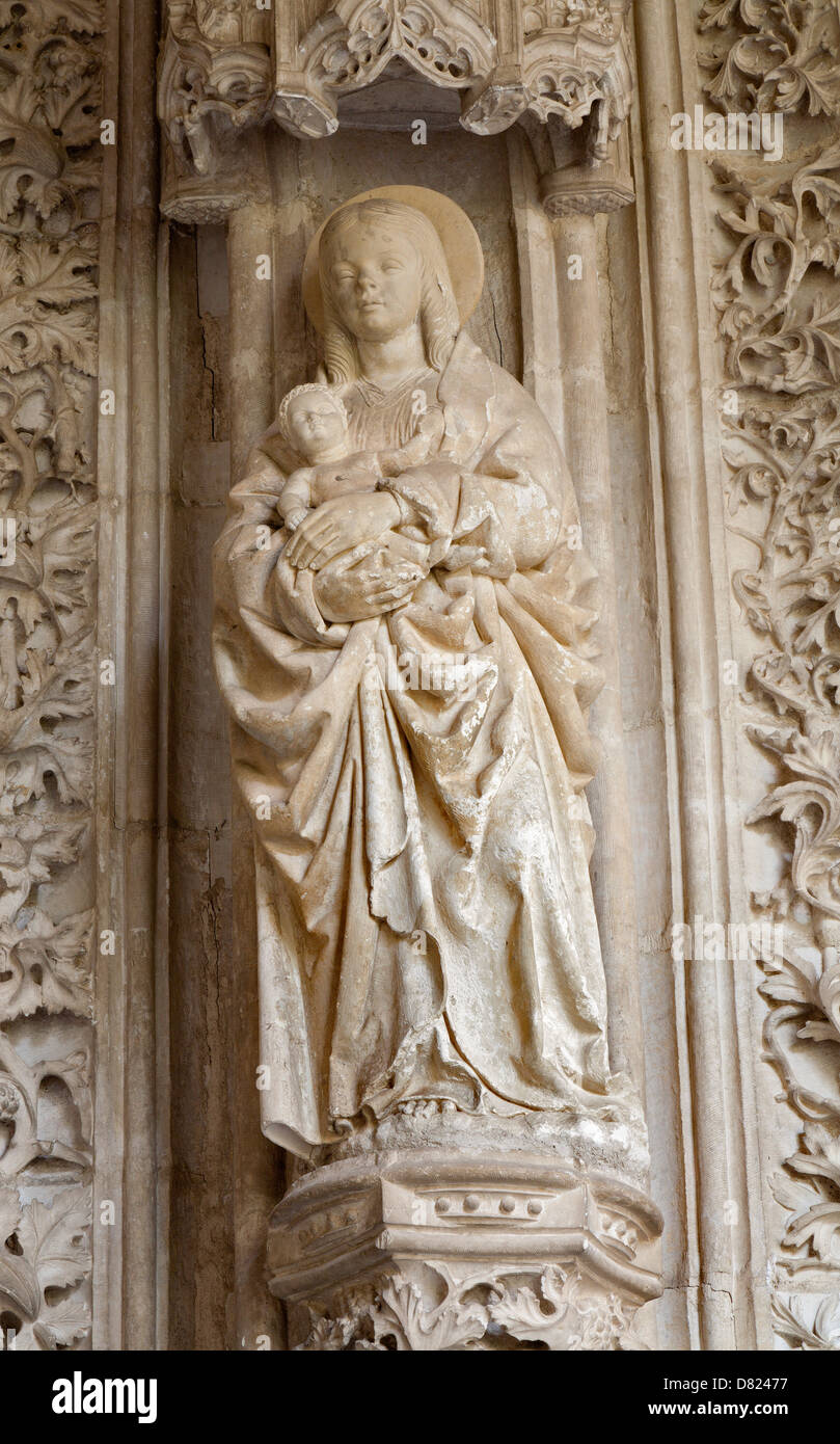 TOLEDO - 8 mars : Madonna à partir d'atrium de Monasterio San Juan de los Reyes ou monastère de Saint Jean des Rois Banque D'Images