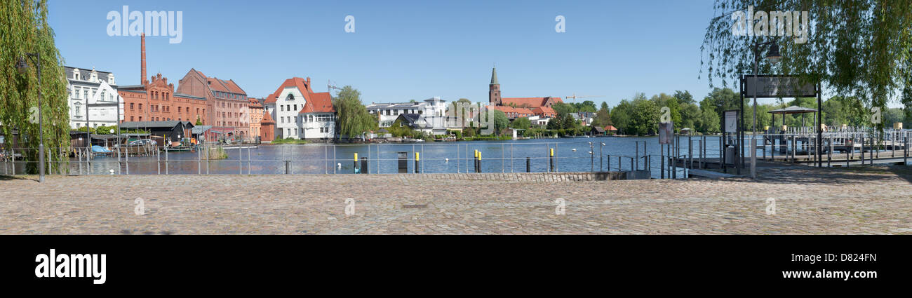 Vue sur Brandenburger et Stadtkanal Dominsel, Brandenburg an der Havel, Allemagne Banque D'Images