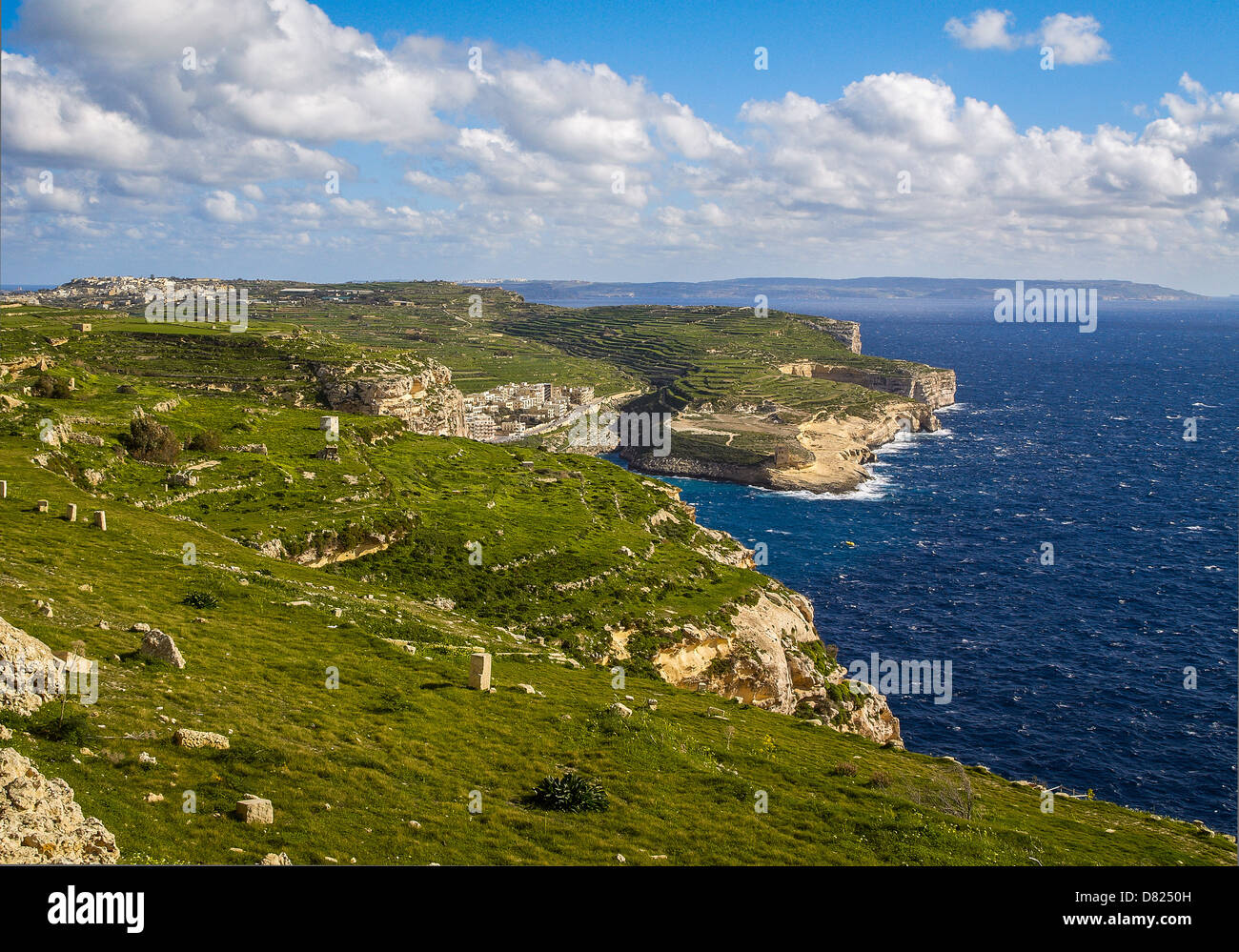 Falaises sur Gozo Xlendi Bay Banque D'Images