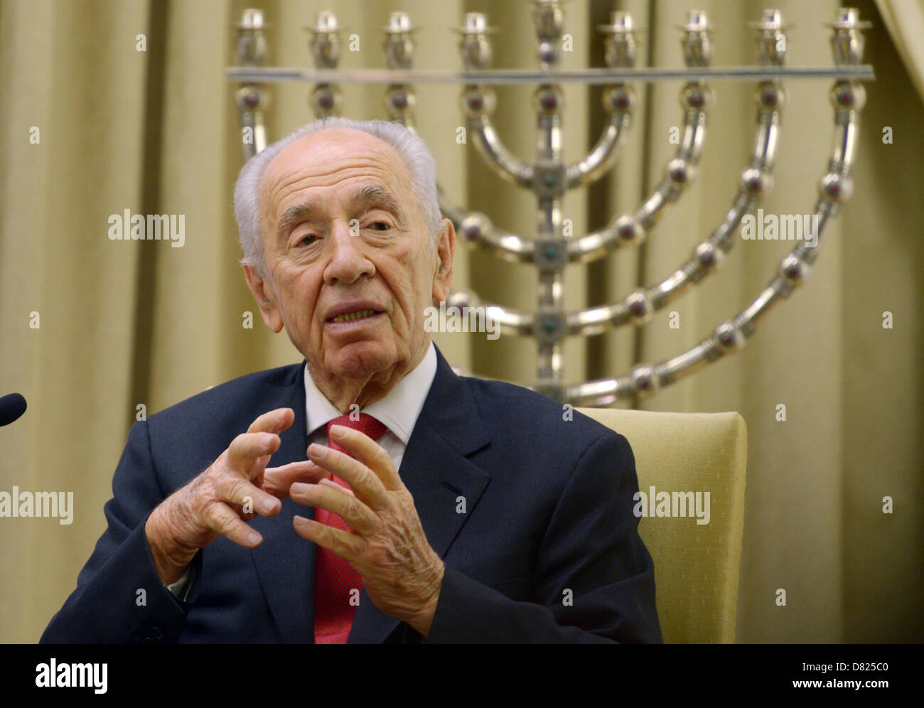 Le président israélien Shimon Peres promenades avec le ministre des Affaires étrangères allemand Guido Westerwelle au palais présidentiel de Jérusalem, Israël, le 17 mai 2013. Westerwelle est sur une visite de trois jours au Moyen-Orient et en Algérie. Photo : RAINER JENSEN Banque D'Images