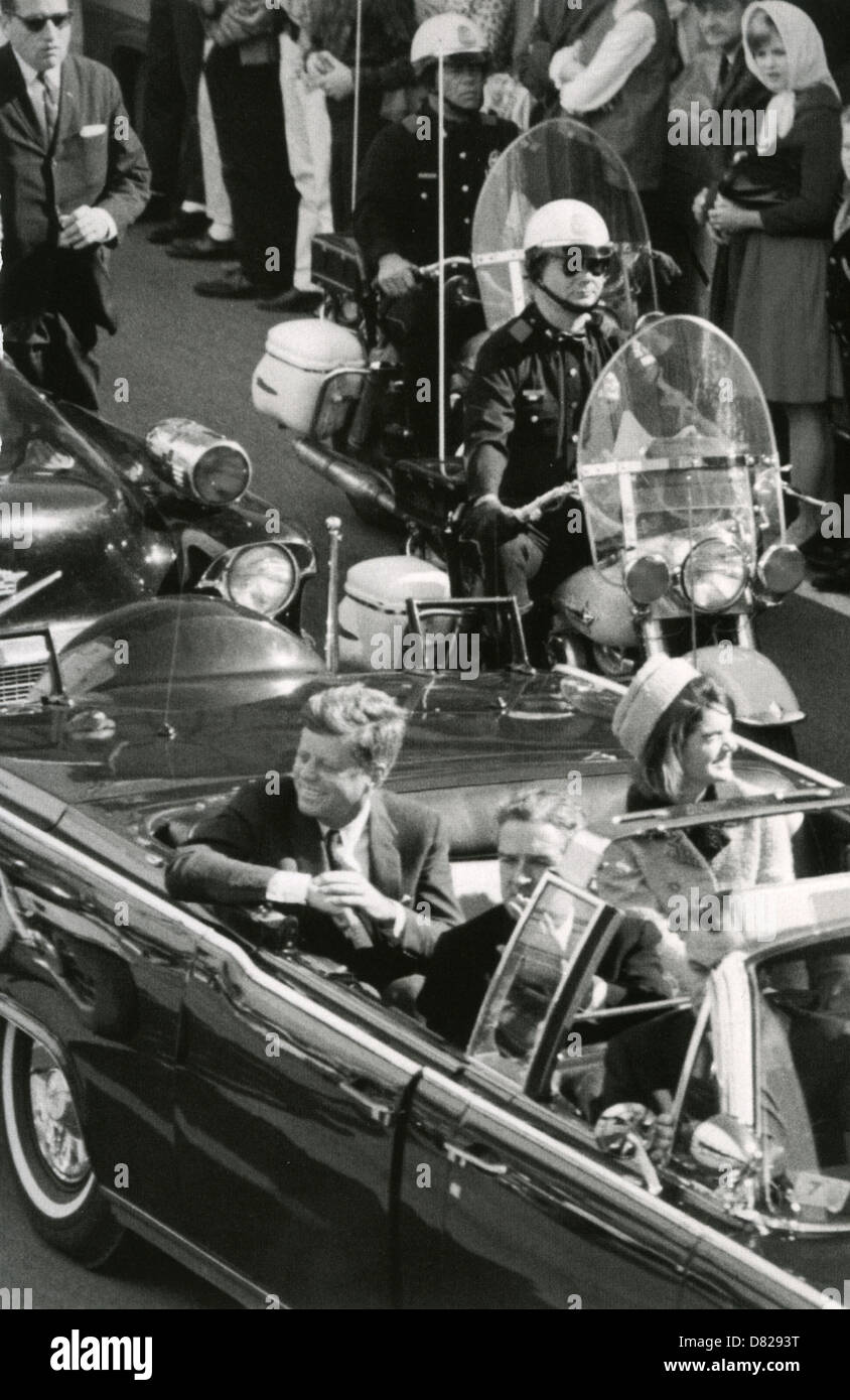 JOHN F. Kennedy (1917-1963) et sa femme Jacqueline avec John Connally, gouverneur du Texas, quelques instants avant son assassinat. Banque D'Images