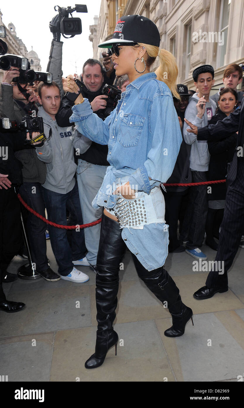 Rihanna quittant son hôtel à enregistrer une émission de télévision,  portant une chemise en jean, mini-jupe en denim avec clous, et bottes !  Photo Stock - Alamy